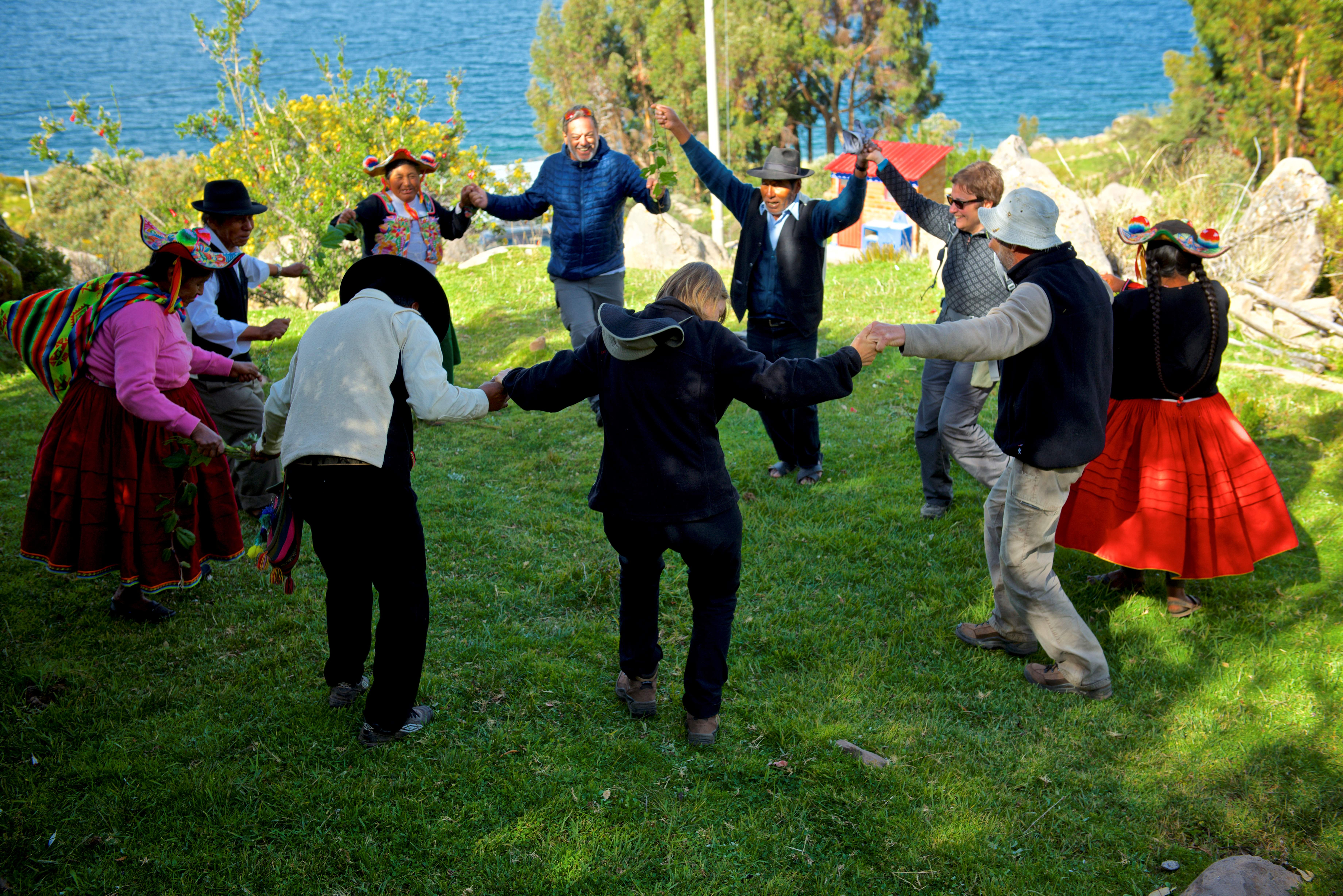 Personas participando en actividad cultural