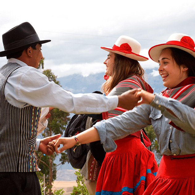 Personas participando en actividad cultural